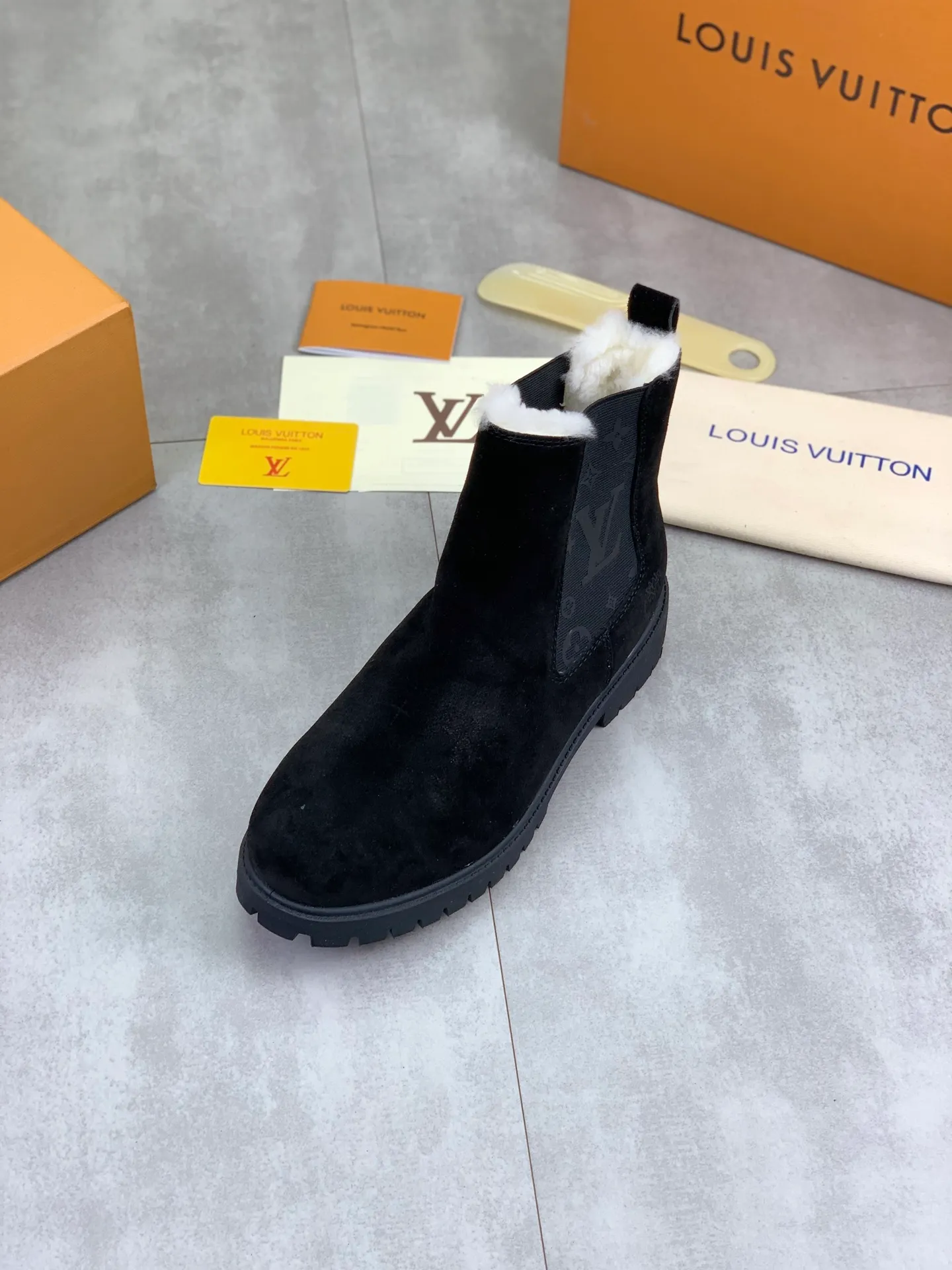 Factory price P900 💰💎💎💎High version of new men's shoes. Purchasing quality◾️◽️LV～Louis Vuitton boots series! by Virgin Abloh The most beautiful sneakers, Lv Brand strongly recommends new products, official website limited edition retro basketball sneakers! Both the high-top and low-top models spent money to purchase 1:1 accurate reproductions of the originals. The details are invincible and full of sincerity. The imported custom-made original frosted cowhide leather is packaged in the same way as the originals. The details are 100% restored. The privately customized originals are combined into a non-slip, wear-resistant and lightweight foam outsole. It is different from other brands. Without the original version, this effect cannot be achieved! L’s best-looking men’s shoes in the past, don’t miss it! Calfskin lining: Imported water-dyed cowhide lining/foot pad Outsole: lightweight foaming and non-slip Size: Men's 39-44 (38, 45 customized, non-refundable)